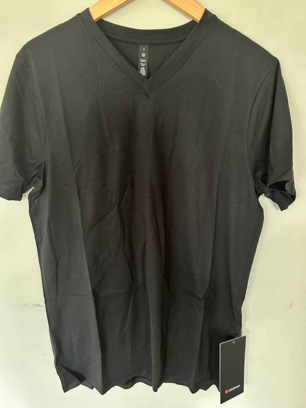 lululemon athletica Men's Black V-Neck Short Sleeve Tee